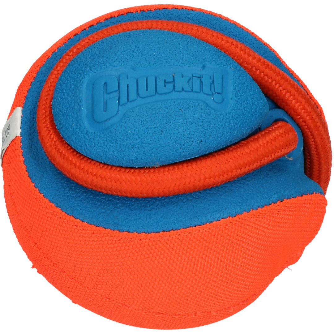 Chuckit! Rope Fetch van dichtbij, met het touw om de bal gewikkeld