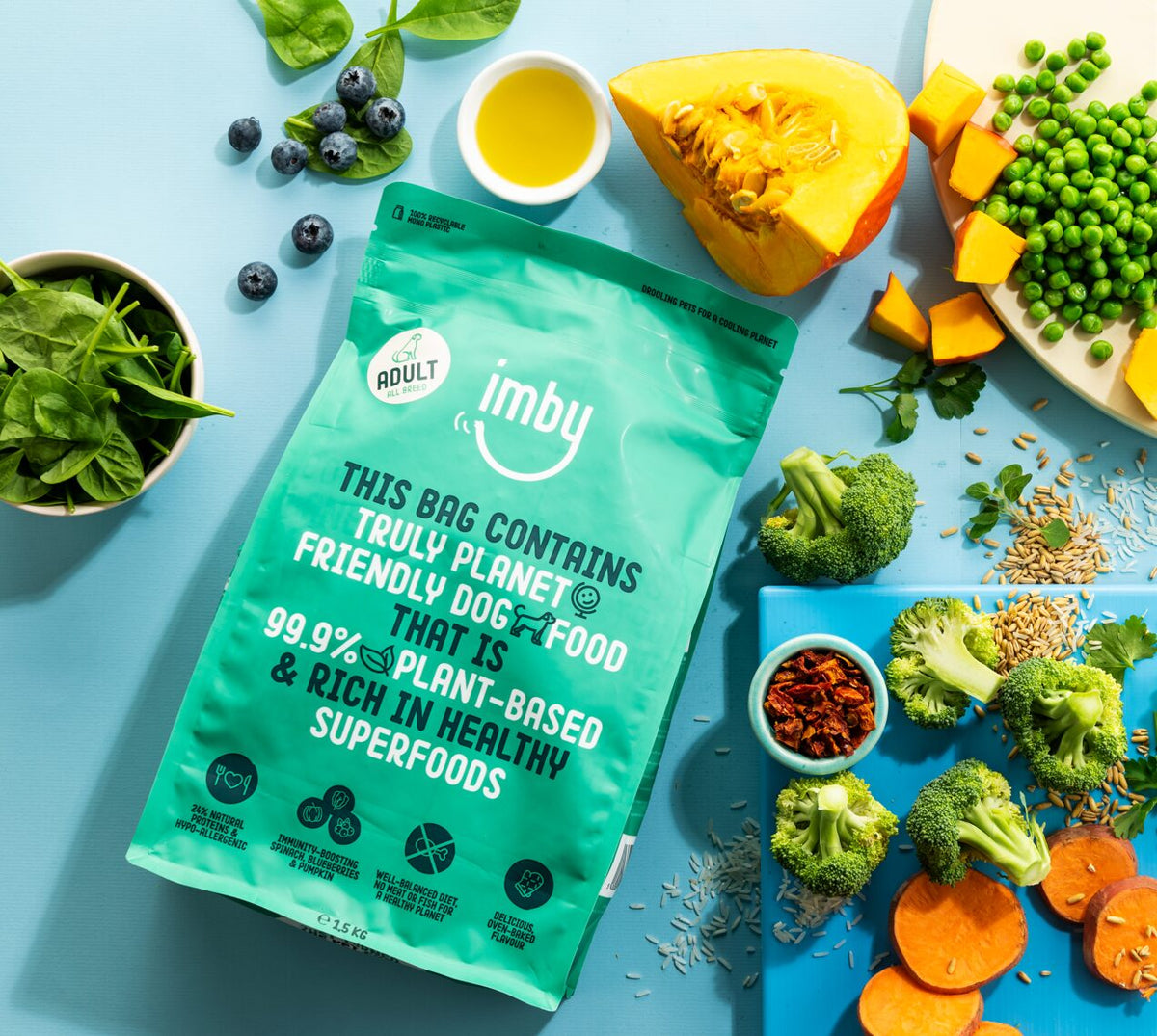 Zak Imby Plantaardige Hondenbrokken Adult tussen pompoen, erwten, broccoli en blauwe bessen