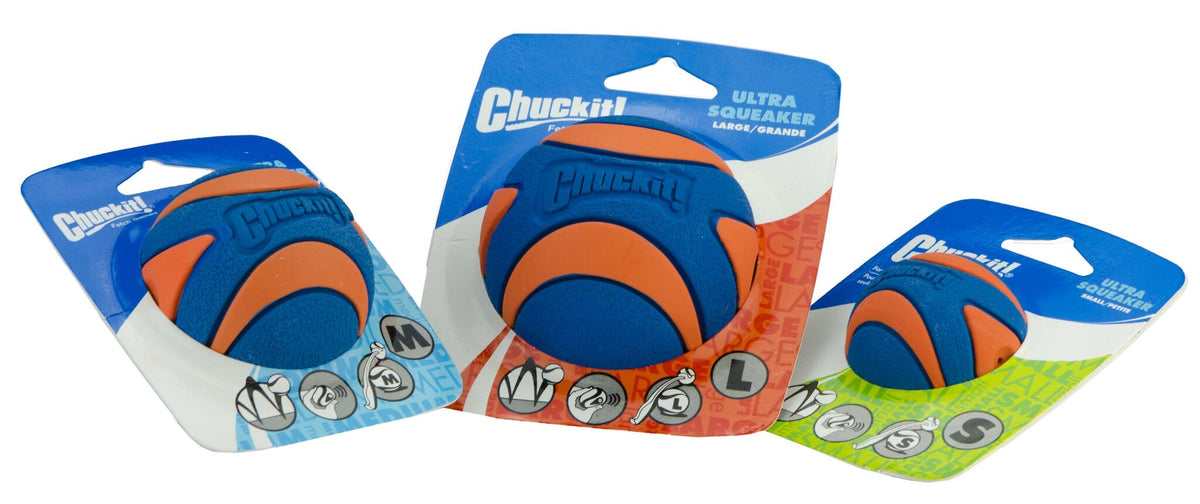 Chuckit! Ultra Squeaker Bal in de maten S, M en L naast elkaar in verpakking
