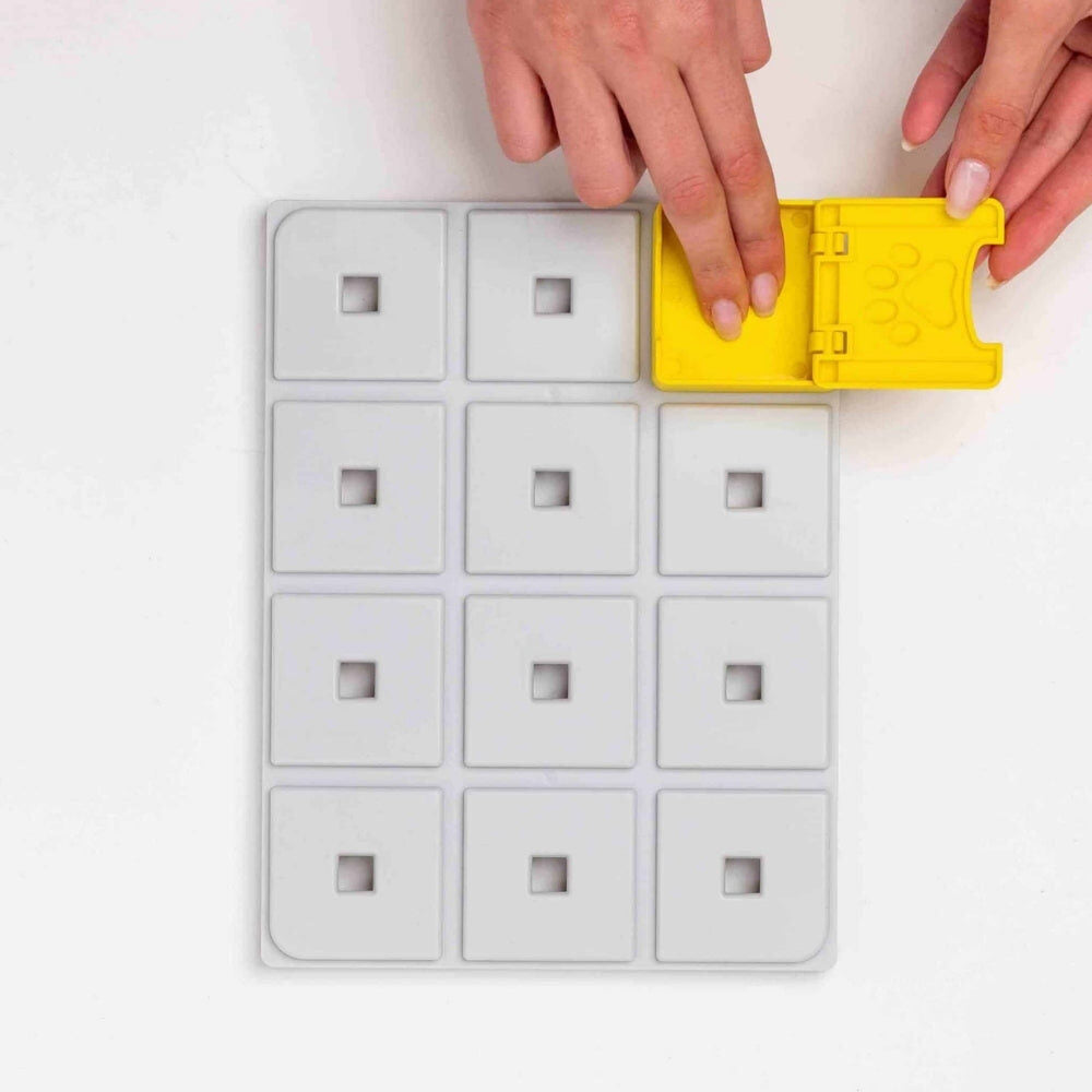 Geel Zoey puzzelstuk vastklikken op het Pawzler Basisbord