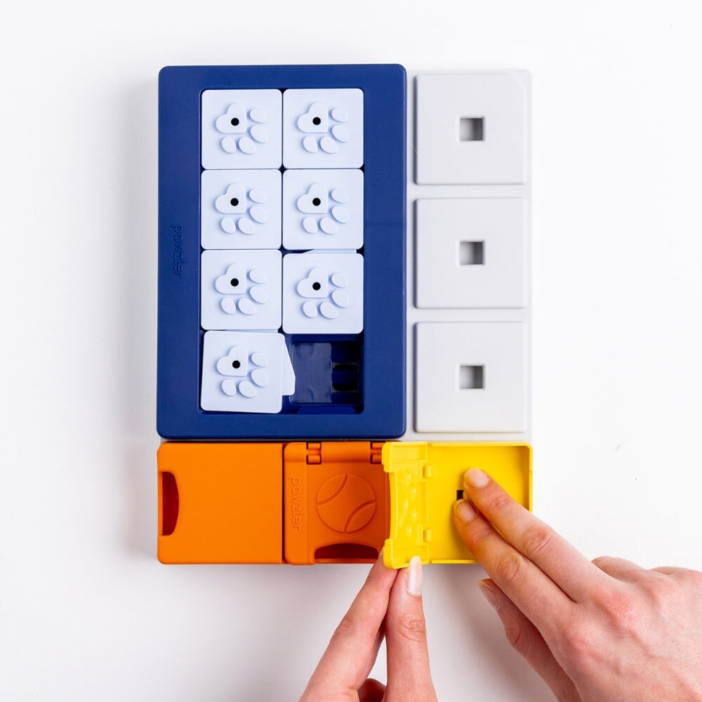 Zoey puzzelstuk vastklikken in de Pawzler Smarty Set