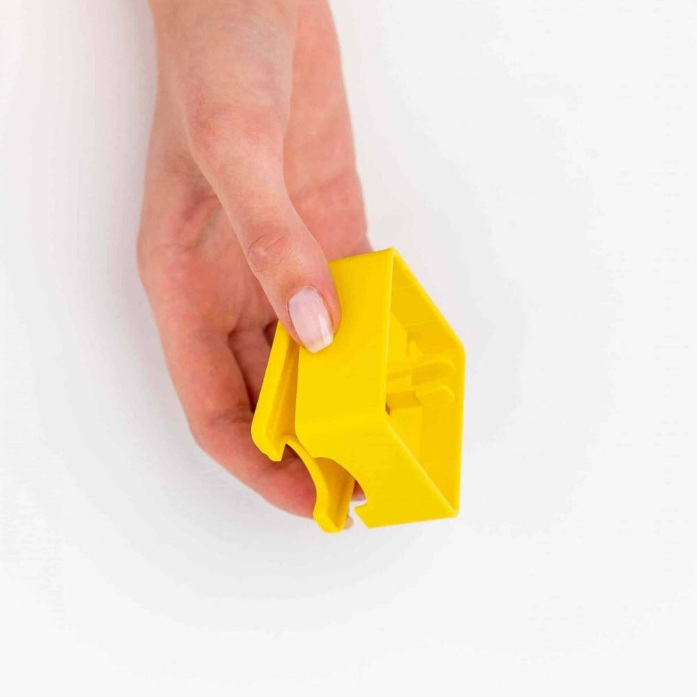 Pawzler Zoey puzzelstuk in de hand, van de zijkant