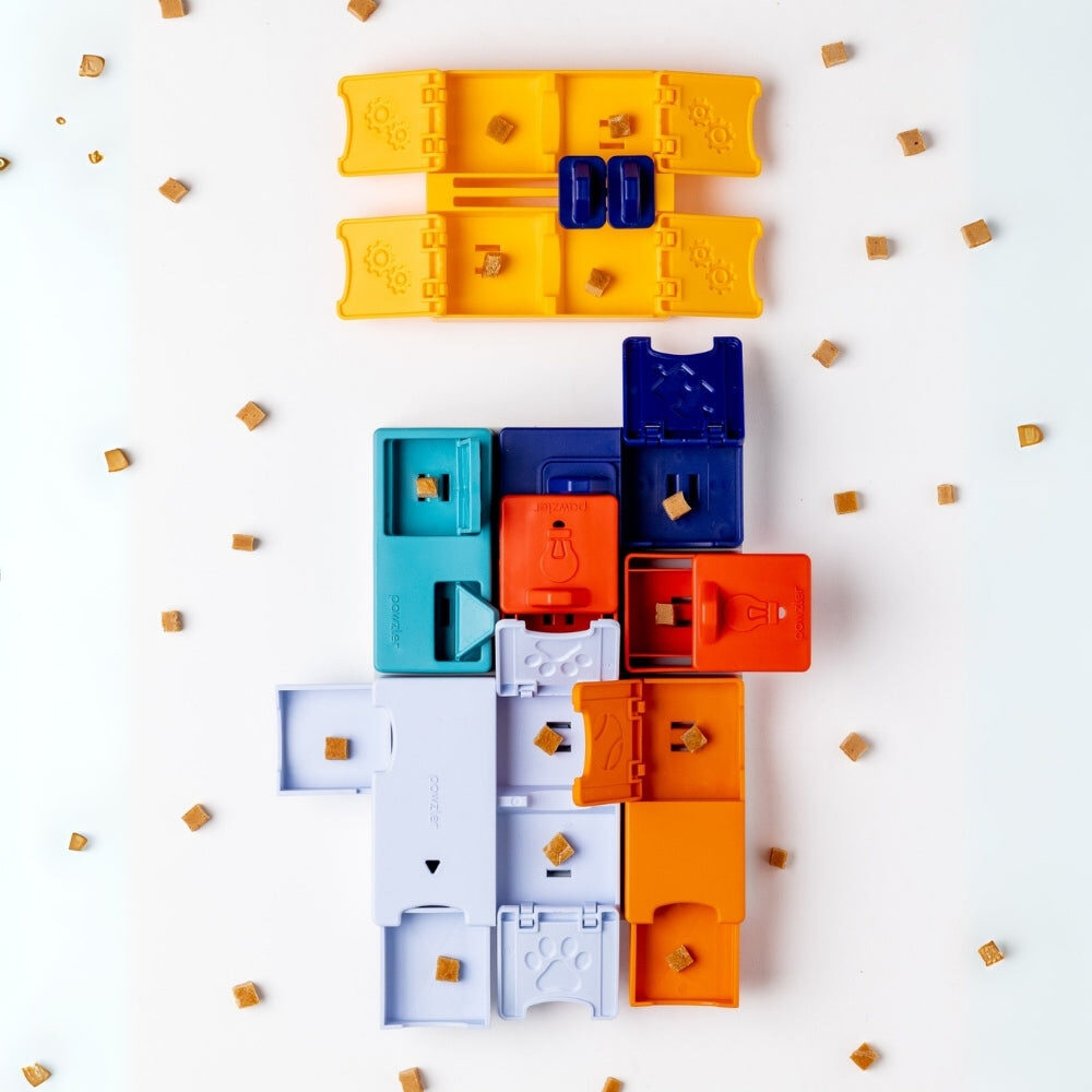 Losse puzzelstukken van de Pawzler Genius Set met hondensnoepjes