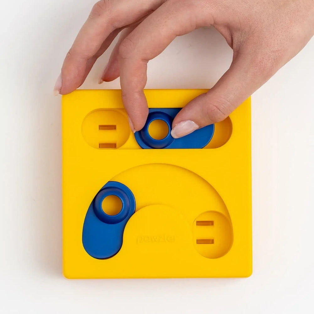 Blauw schuifje van het Pawzler Kaya puzzelstuk verschuiven met de hand