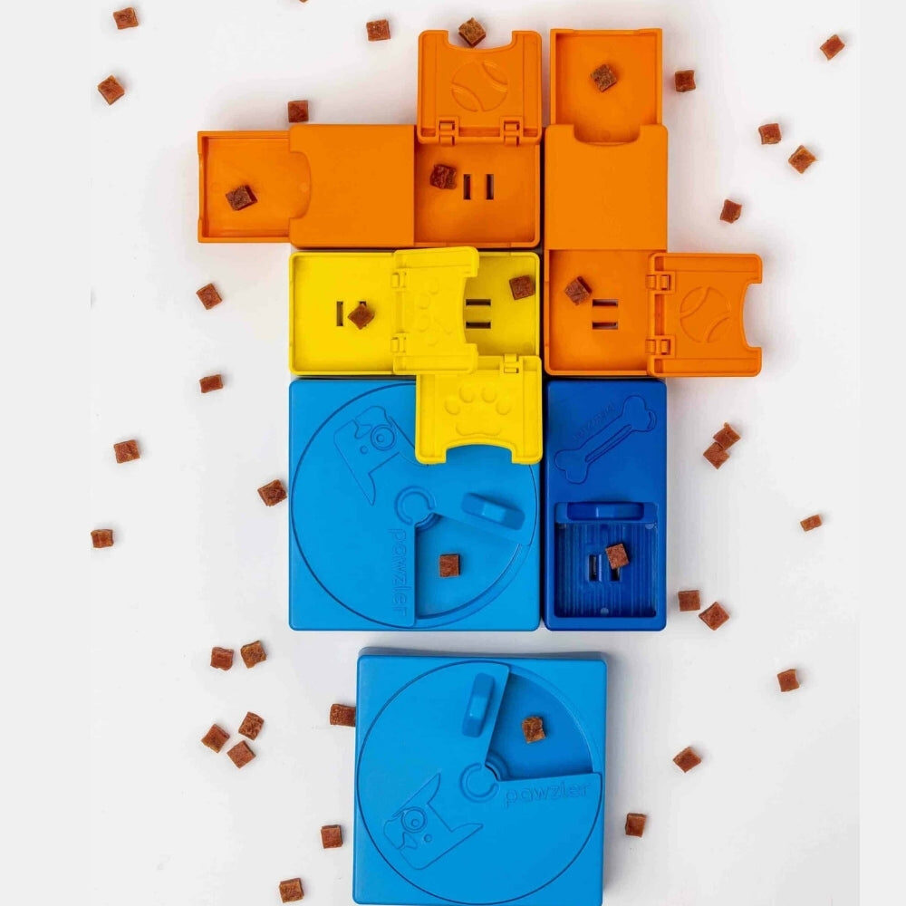 Losse puzzelstukken van de Pawzler Rainbow Set met hondensnoepjes
