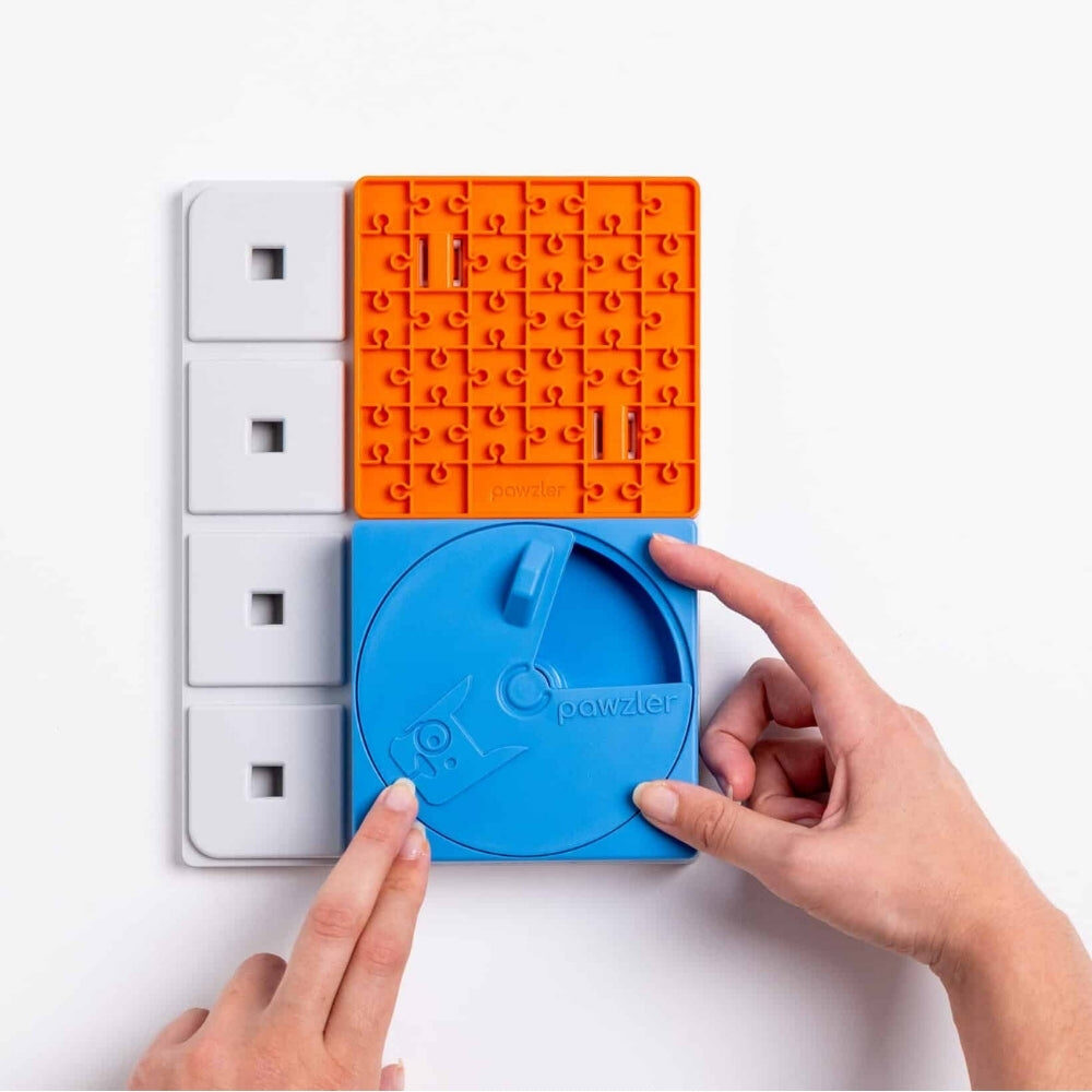 Oli puzzelstuk vastklikken op het grijze Pawzler basisbord