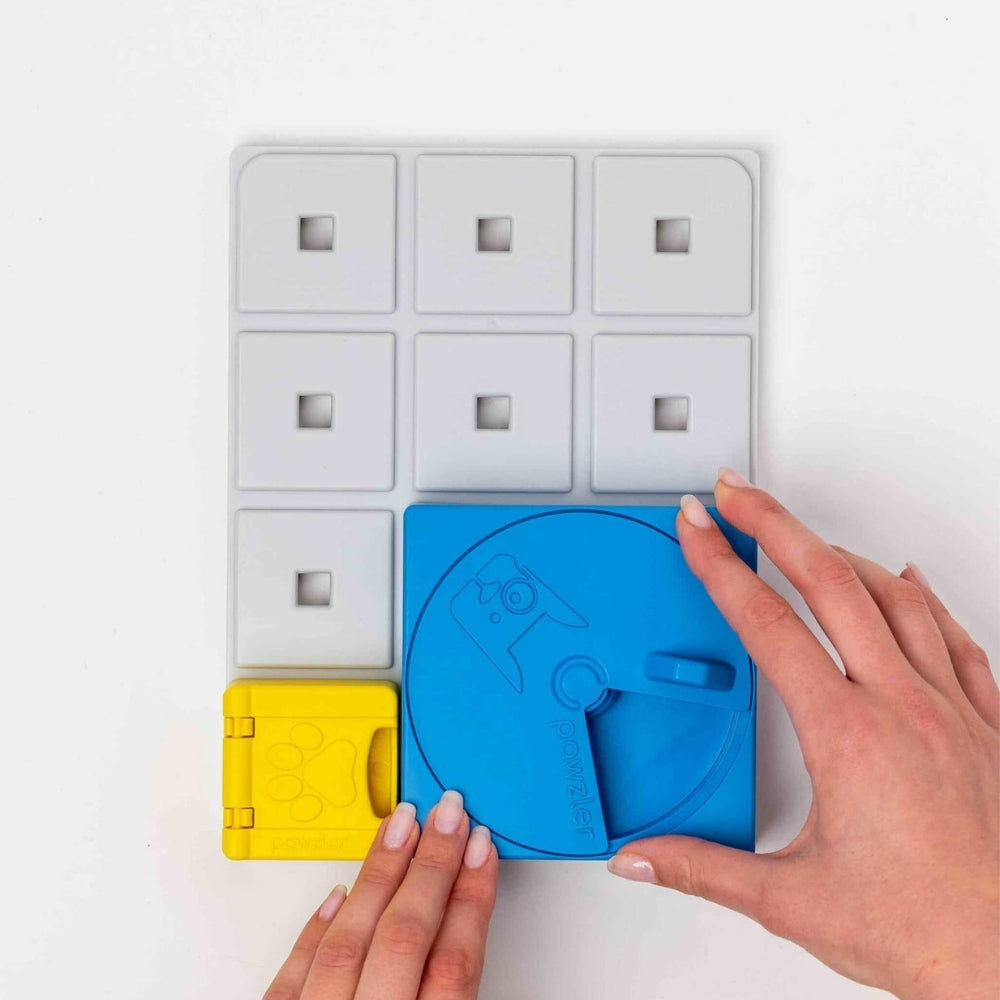 Oli puzzelstuk vastklikken op het Pawzler basisbord van de Rainbow Set