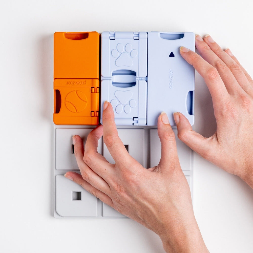 Bunny puzzelstuk vastklikken op het Pawzler basisbord van de Genius Set