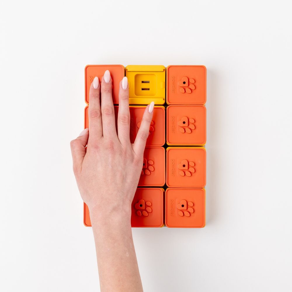 Deksel van de Pawzler Treat Maze Set opzij schuiven met de hand